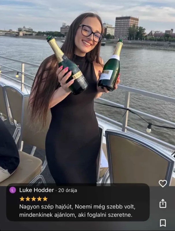 Hostess pezsgőspalackokkal egy rendezvényen